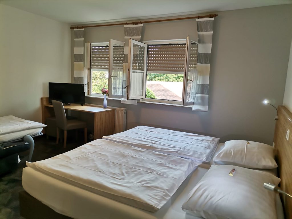 Schlafzimmer mit Doppelbett und Schreibtisch, Landhaus Hotel Müller