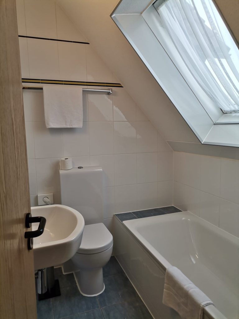 Badezimmer mit Badewanne, Landhaus Hotel Müller