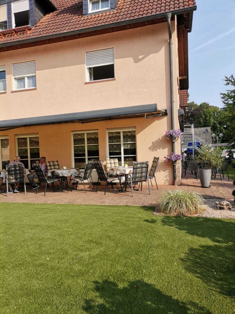 Oranges Haus mit Terrasse, Landhaus Hotel Müller
