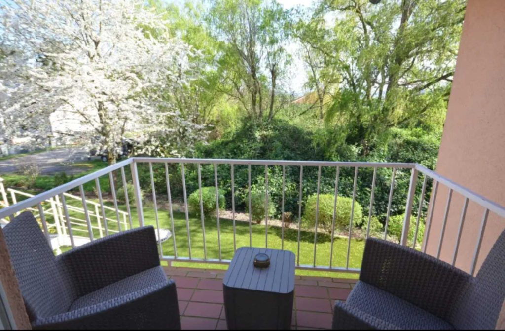 Balkon mit Blick in den Garten, Landhaus Hotel Müller